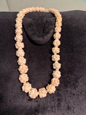 VINTAGE IVORY COLOR CARVED MEERSHAUM FLORAL GRADUATED BEADED NECKLACE 22” LENGTH